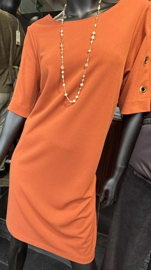 Effen kleed met mooie goudkleurige ringen