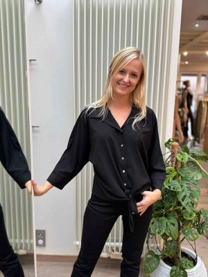 Effen stretch bloesje met knoopje onderaan