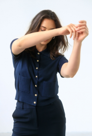 Ilira-Fijn gebreid gilet pulletje met gouden knoopjes