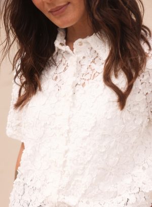Kendra - Broderie stretch blouse