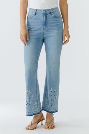 Jeans met broderie onderaan
