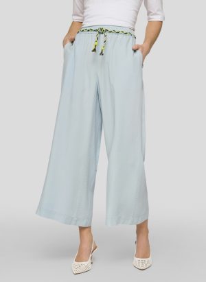 Losse jeans op rekker