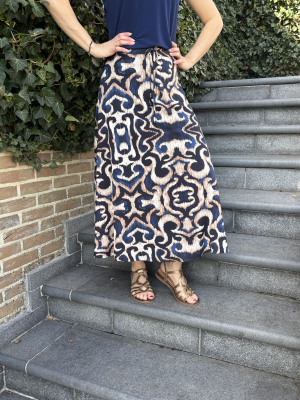 Lange uitgeschuinde rok met print