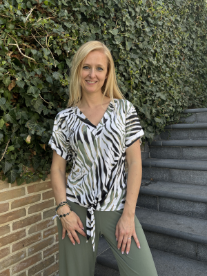 T-shirt met v-hals en knoopje onderaan