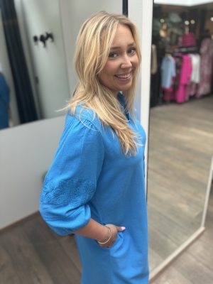 Los effen kleed met broderie detail