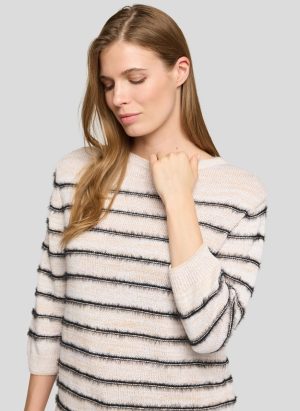 Pull met pluchen strepen
