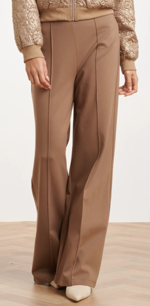 Effen bredere broek op rekker